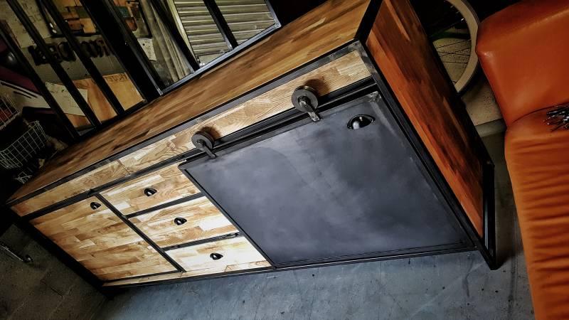 Buffet avec porte coulissante en métal sur Bordeaux