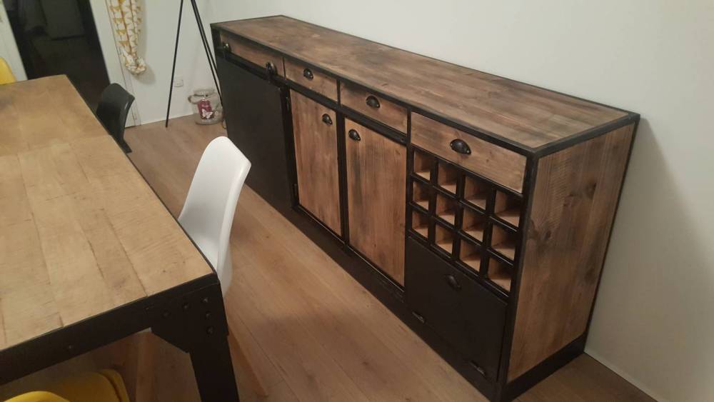 Buffet avec porte coulissante en métal sur Bordeaux