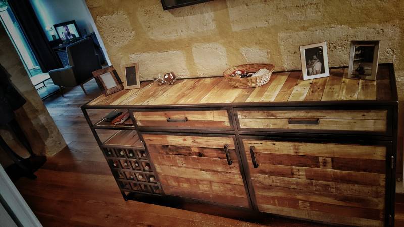 Grande enfilade à Talence en bois palettes en acier brut style industriel