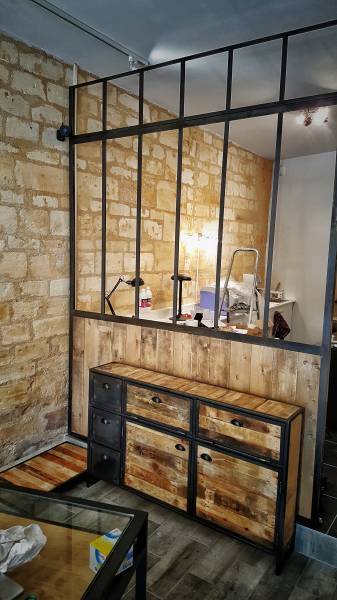 Grande enfilade à Talence en bois palettes en acier brut style industriel