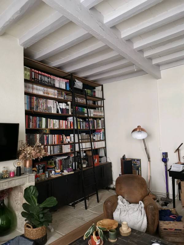 Bibliothèque encastré avec échelle sur bordeaux