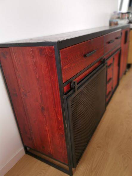 Buffet style industriel en bois massif rouge sur bordeaux