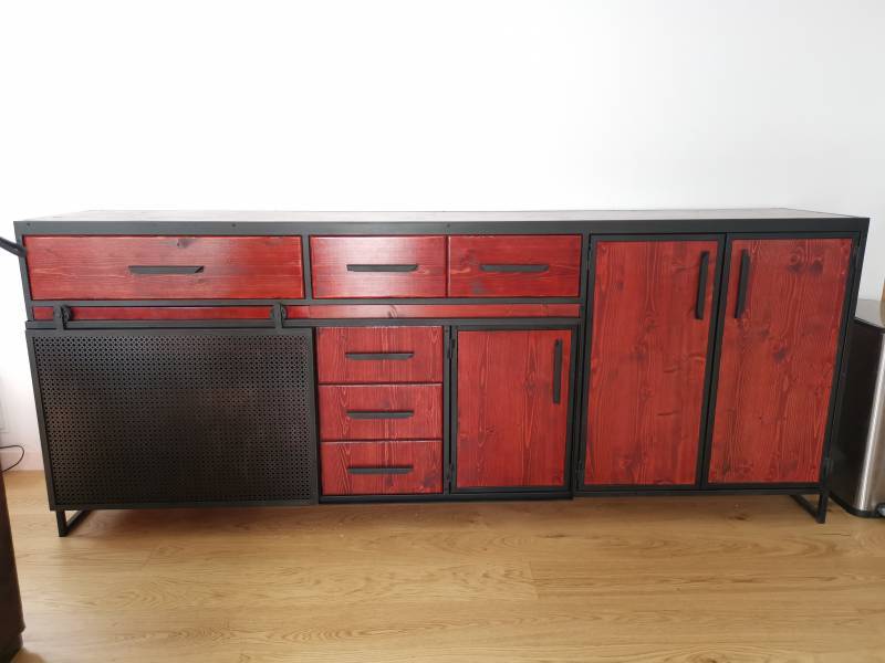 Buffet style industriel en bois massif rouge sur bordeaux