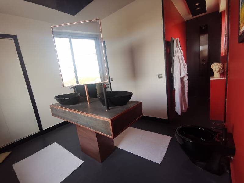 Meuble en cuivre sur