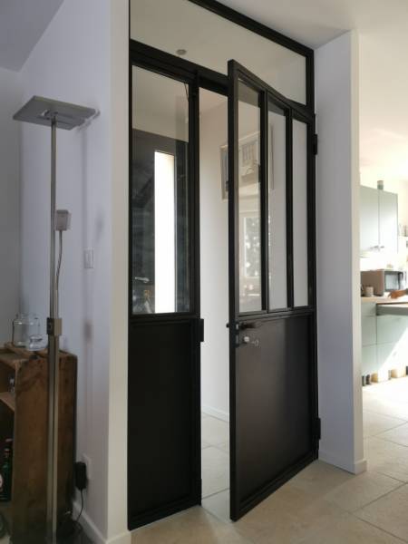 Porte verrière d’intérieur en métal noir