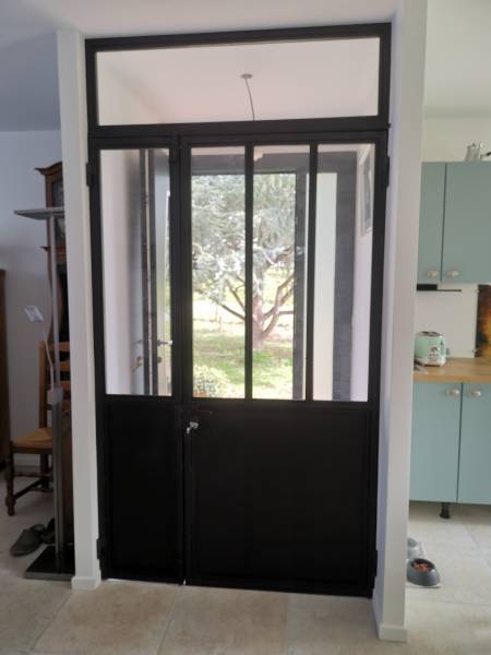 Porte verrière en acier noir sur Bordeaux