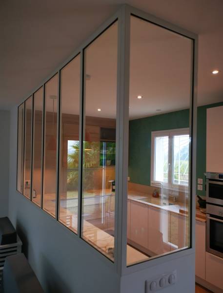 Verrière d'angle blanche à Libourne