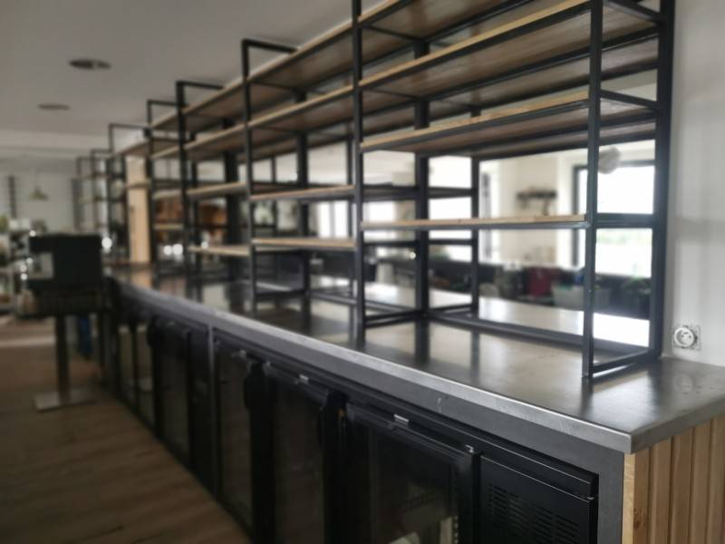 Comptoir et étagère en métal et chêne à Blanquefort