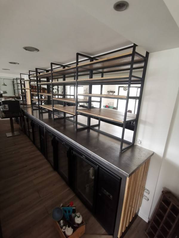 Comptoir et étagère en métal et chêne à Blanquefort