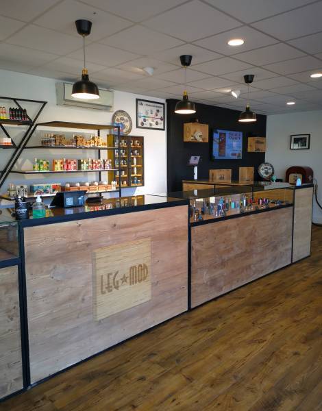 Agencement de boutique - Comptoir style industriel sur mesure en Gironde