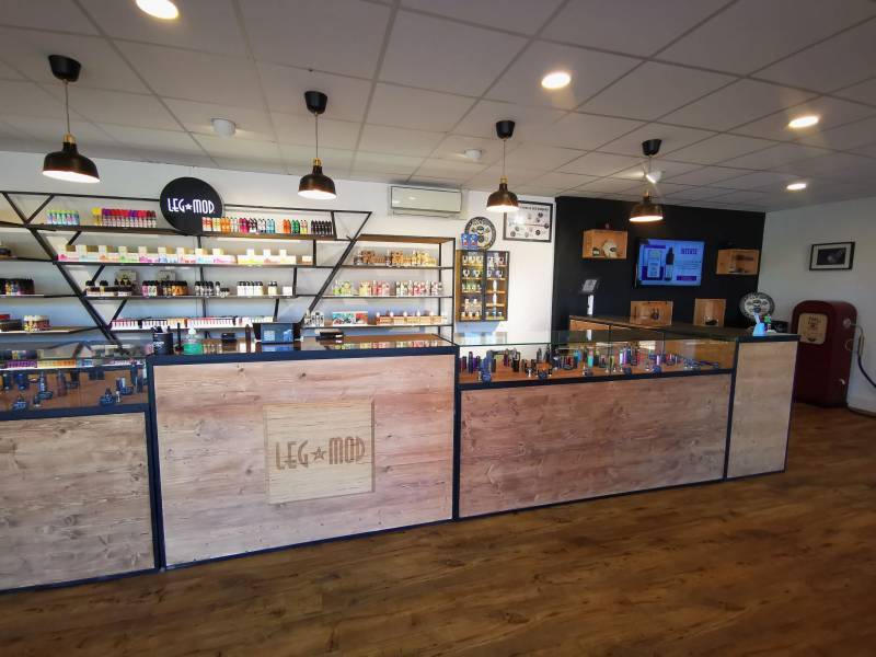 Agencement de boutique - Comptoir style industriel sur mesure en Gironde