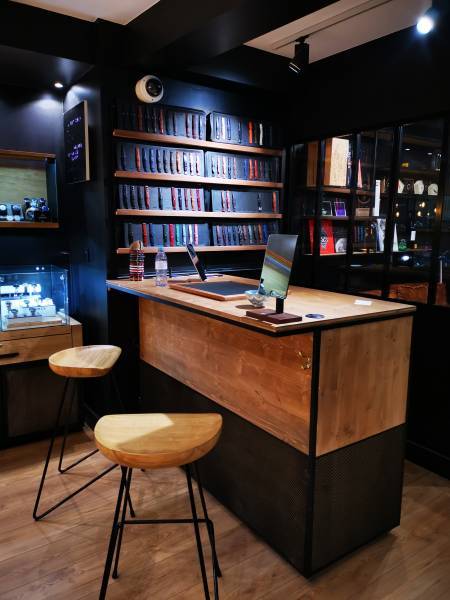Horlogerie sur Bordeaux en métal noirci et bois massif