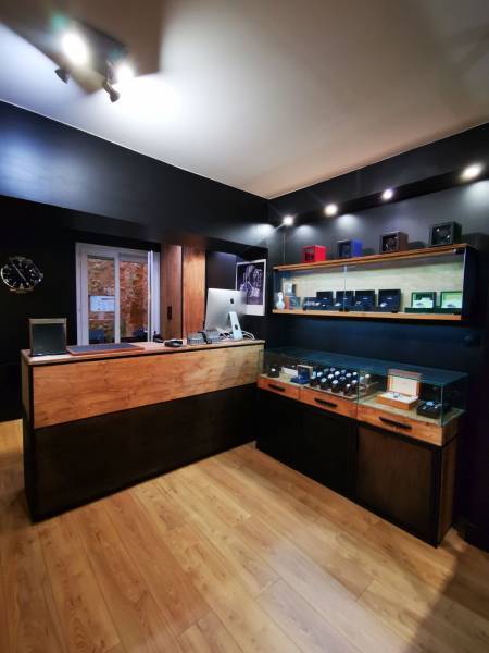 Horlogerie sur Bordeaux en métal noirci et bois