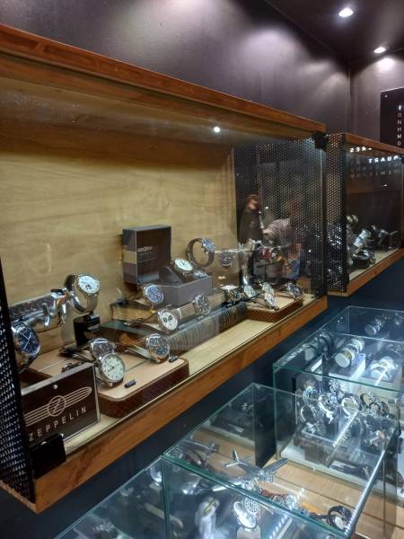 Horlogerie sur Bordeaux en métal noirci