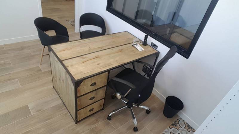 Bureau indus en acier et bois à Bordeaux